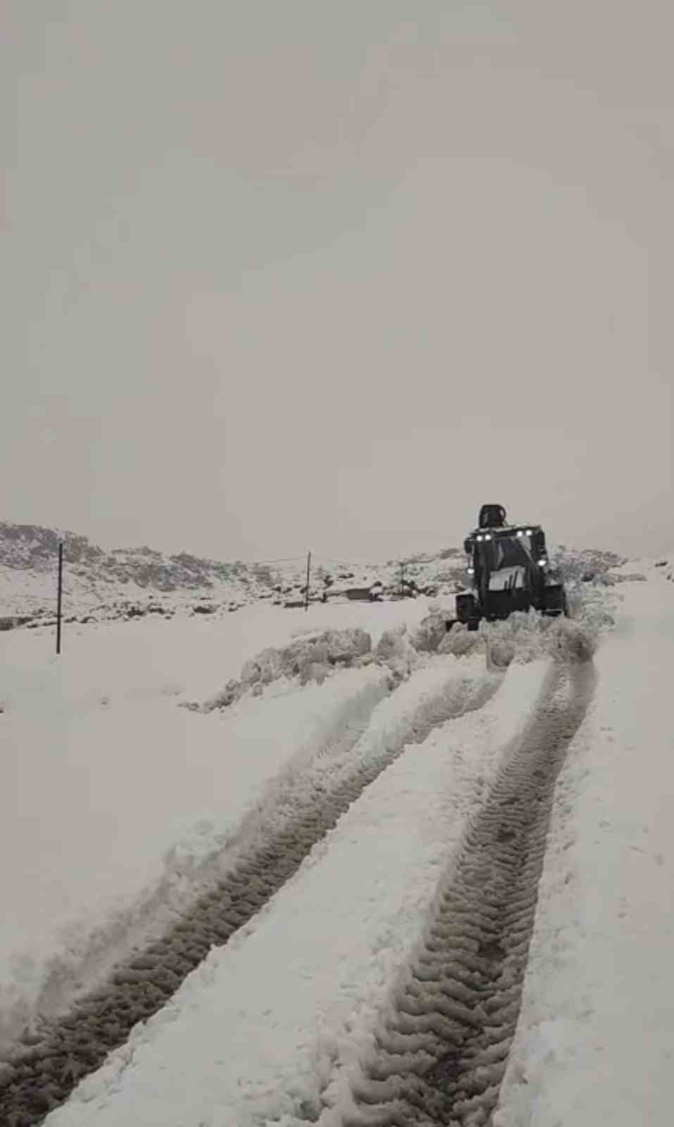 Çermikte kardan dolayı kapanan mahalle yolları ulaşıma açıldı
