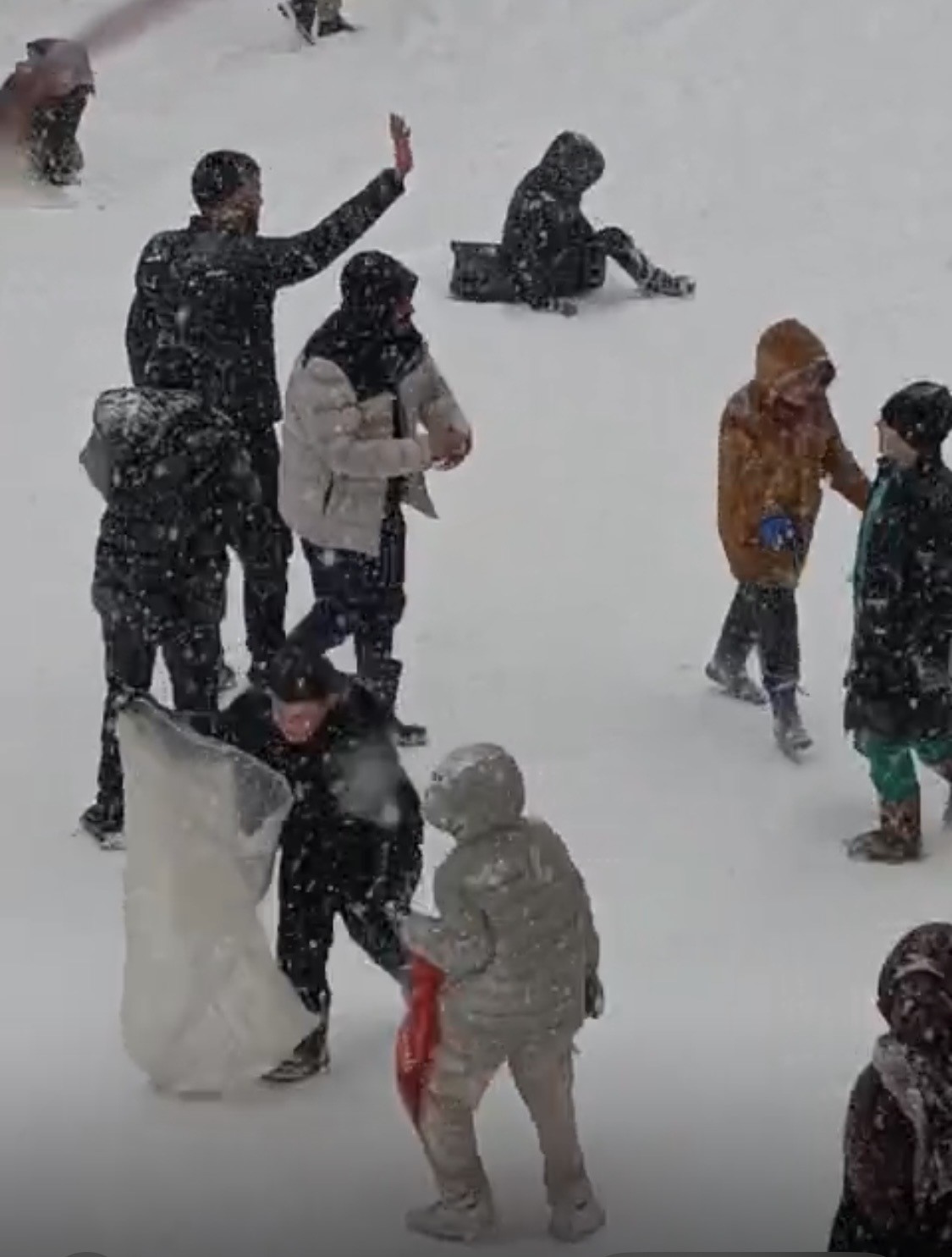 Çermik’te karın yağışına en çok çocuklar sevindi
