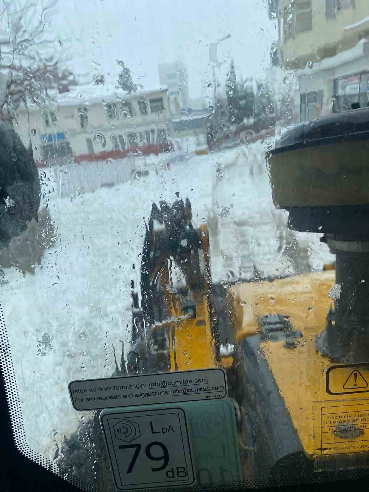 Çermik’te karla mücadele devam ediyor
