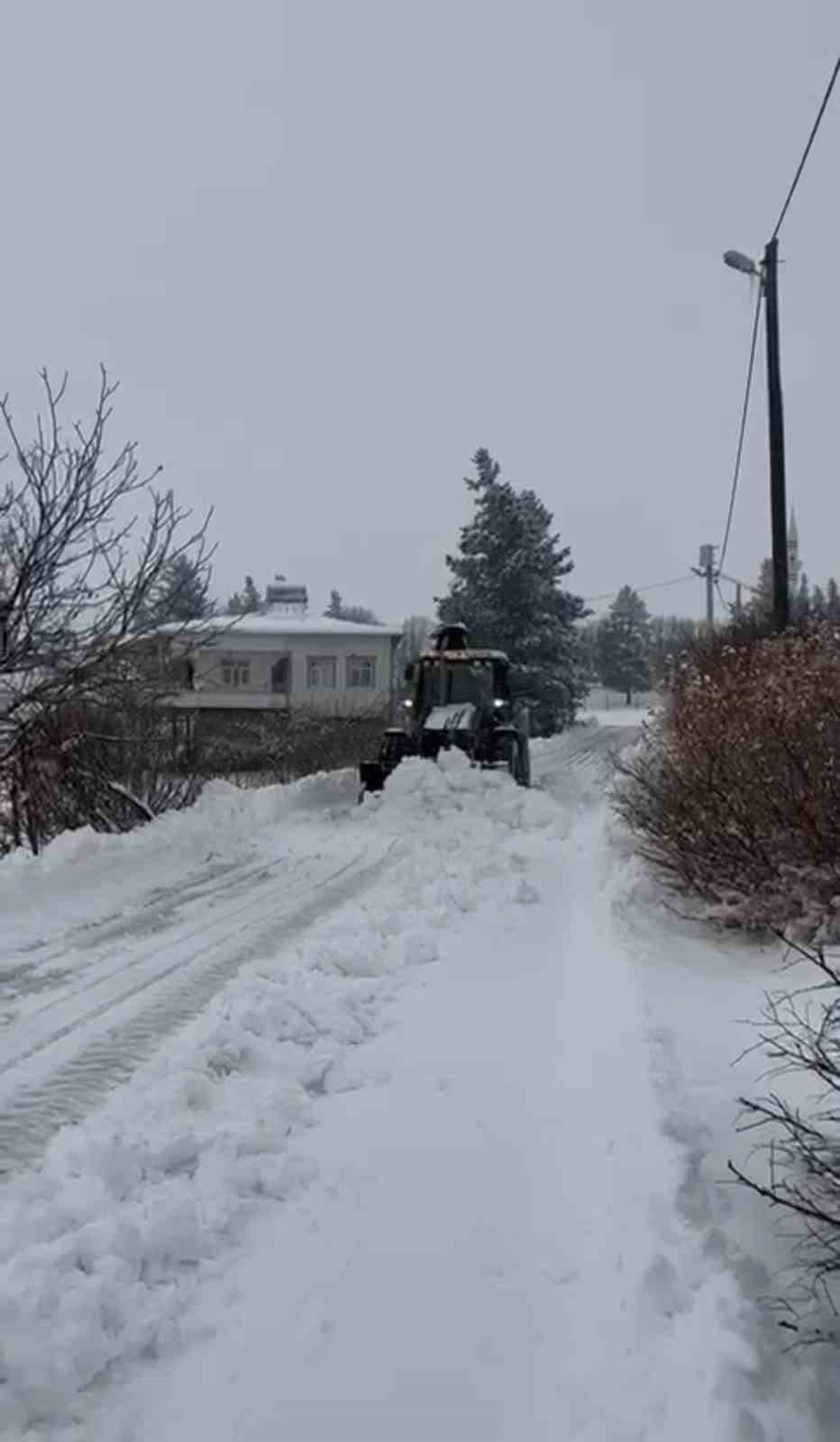 Çermik’te karla mücadele devam ediyor
