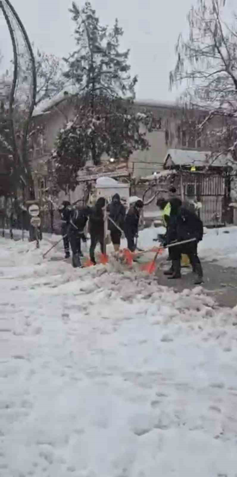 Çermik’te karla mücadele devam ediyor
