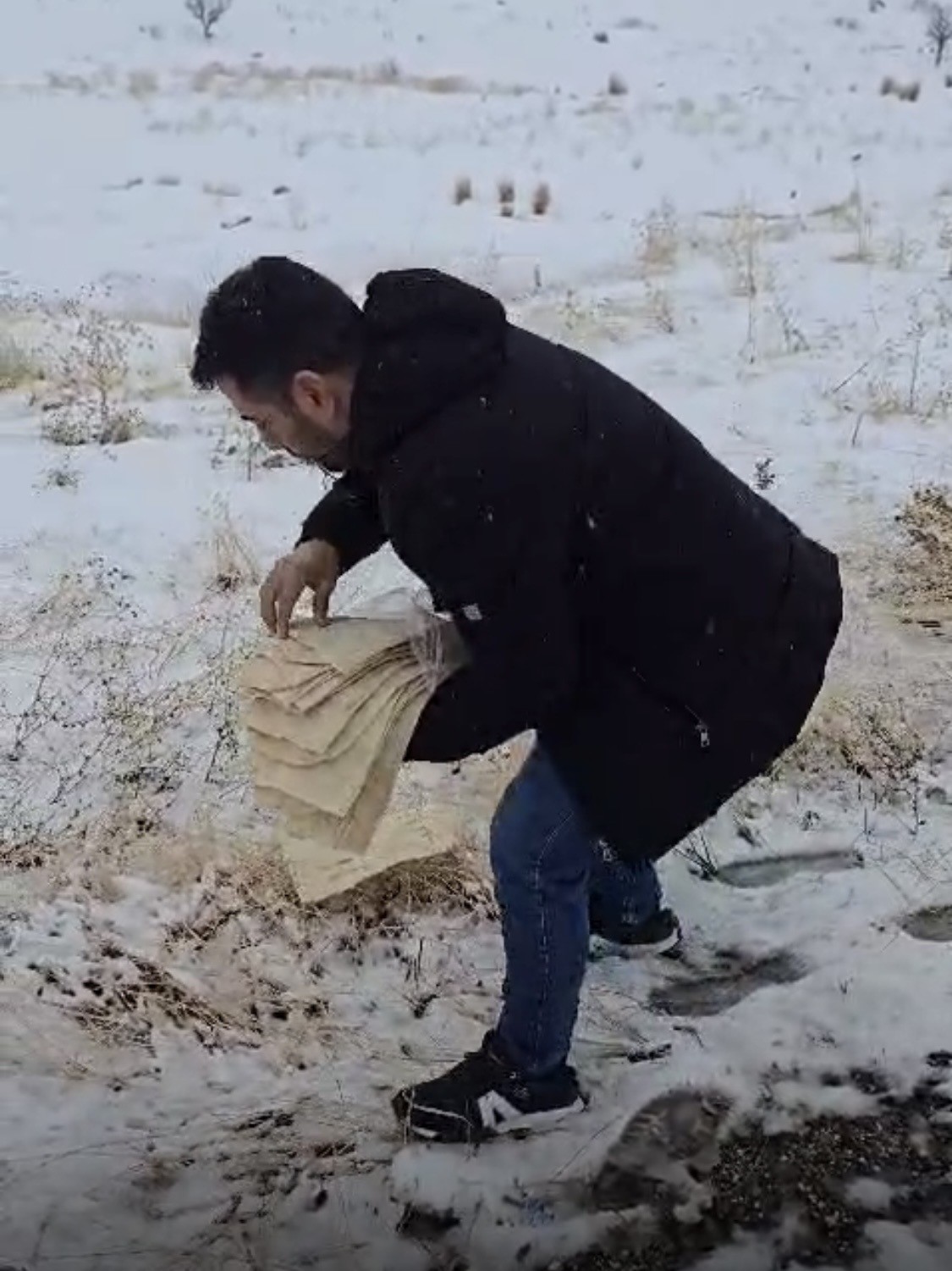 Çermik’te yaban hayvanları için doğaya yem bırakıldı
