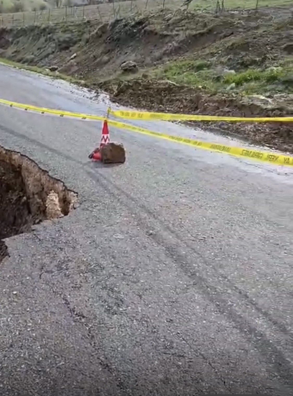 Çermik’te yolda çökme meydana geldi
