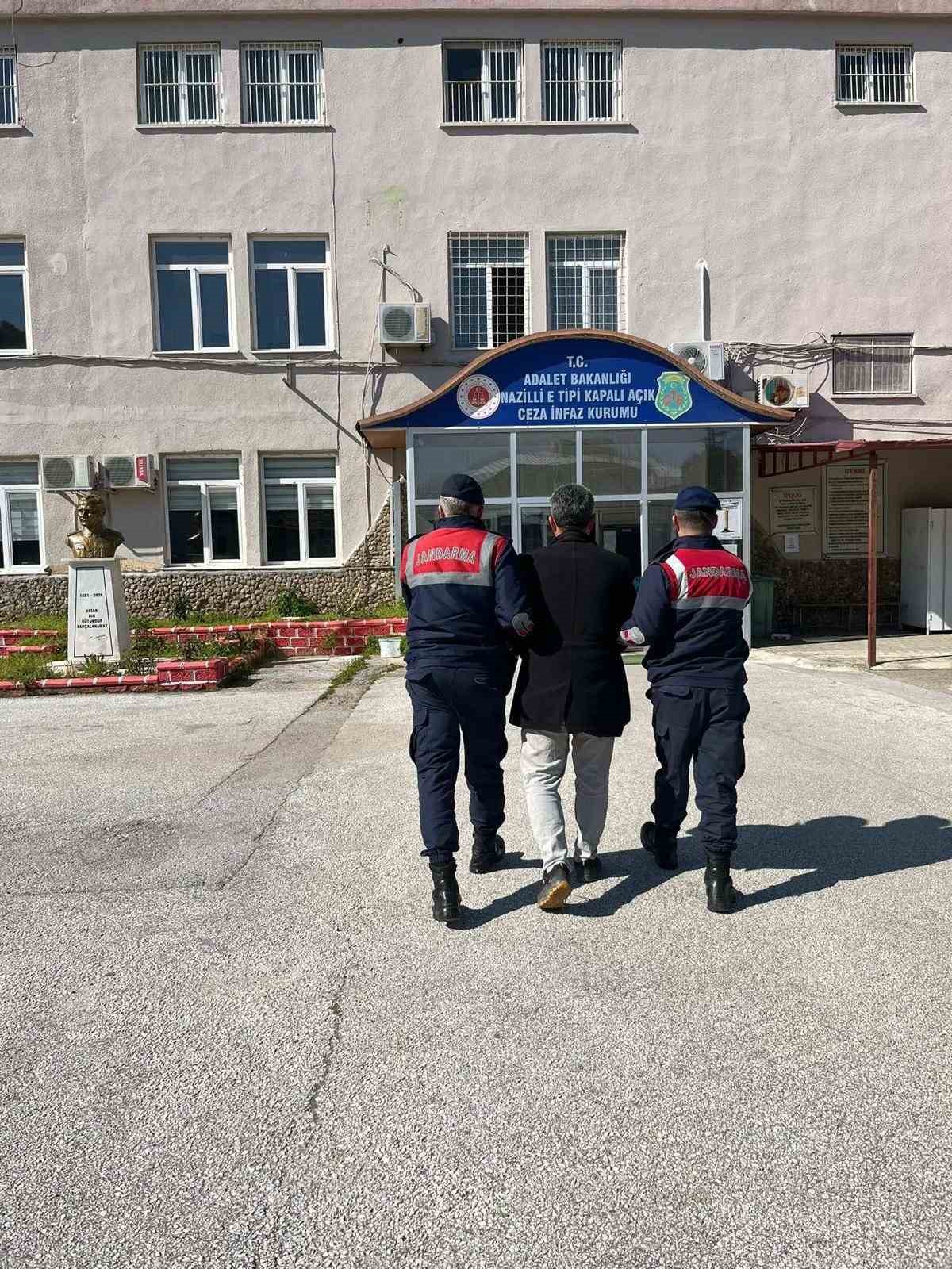 Çeşitli suçlardan aranan 3 kişi, jandarmadan kaçamadı
