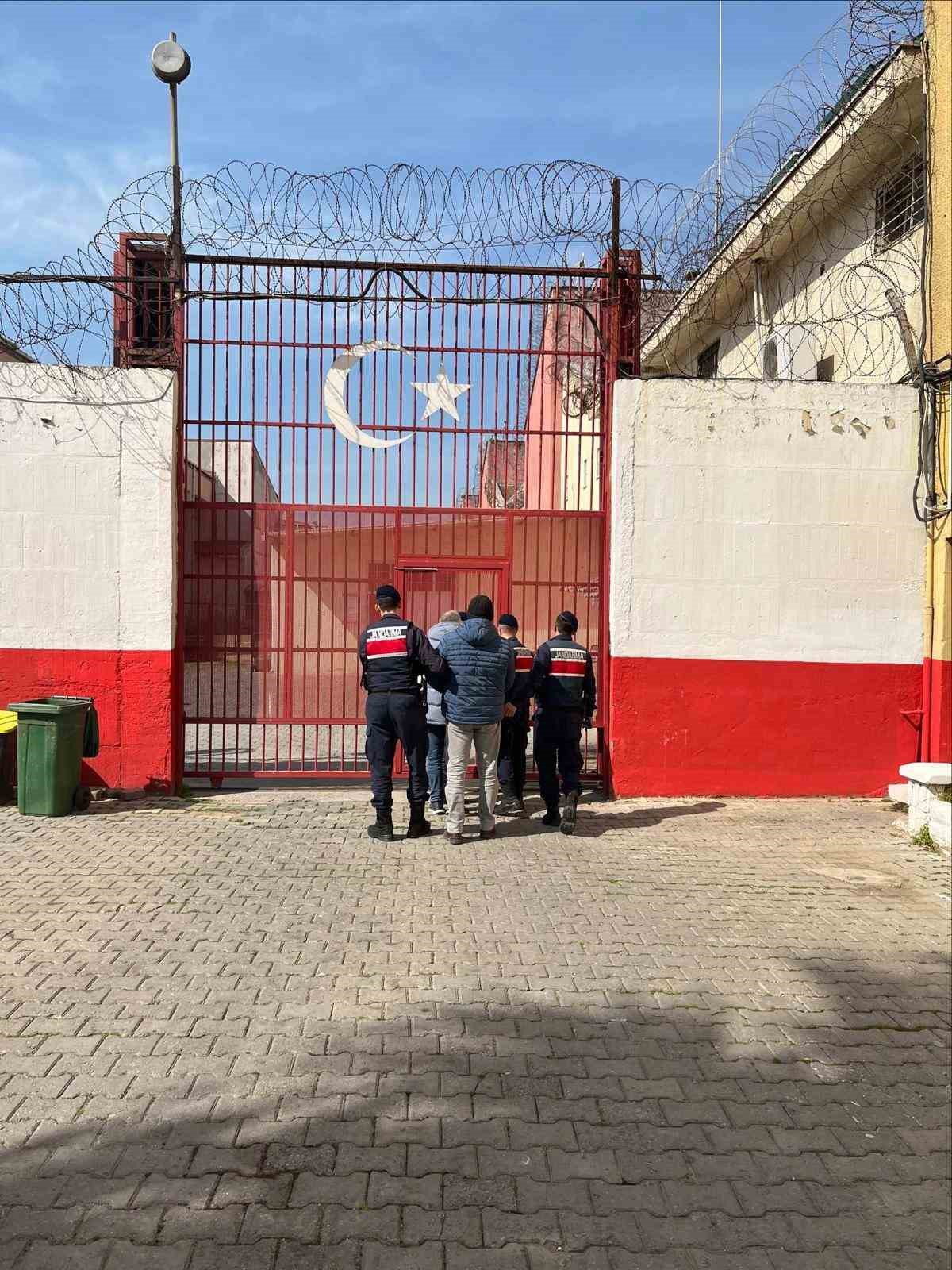 Çeşitli suçlardan aranan şahıslar jandarmadan kaçamadı
