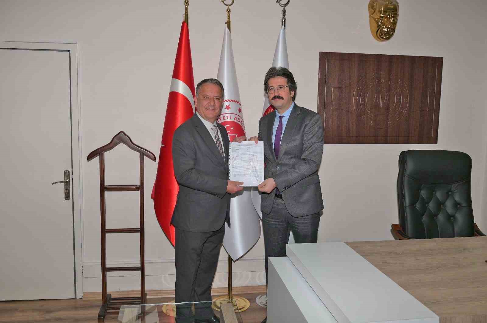 Çeşme Esnaf ve Sanatkarlar Odası Başkanı Osman Köfüncü mazbatasını aldı
