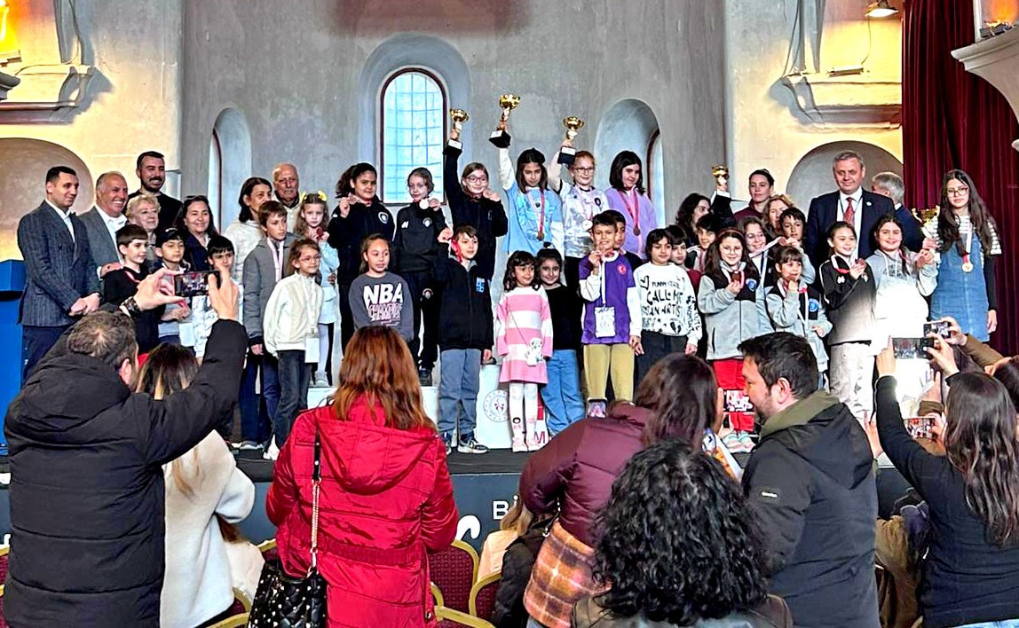 Çeşme’de Dünya Kadınlar Günü’ne özel satranç turnuvası
Çeşme’de Dünya Kadınlar Günü’ne özel satranç turnuvası