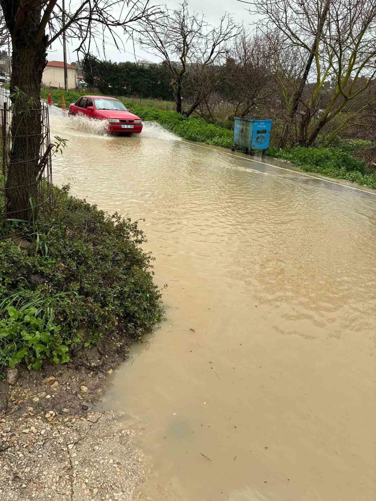 Çeşme’de sağanak yağış ve fırtına günlük yaşamı zorlaştırdı
