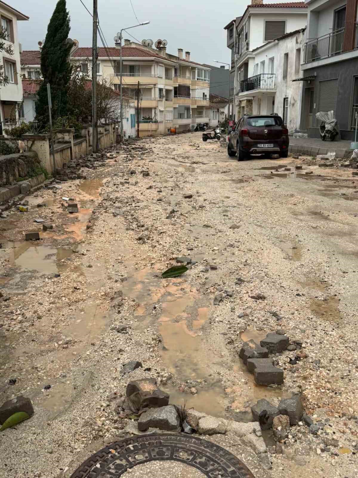 Çeşme’de sağanak yağış ve fırtına günlük yaşamı zorlaştırdı
