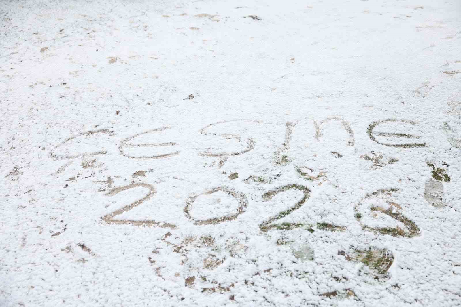 Çeşme’de yılın ilk gününde kar sürprizi
