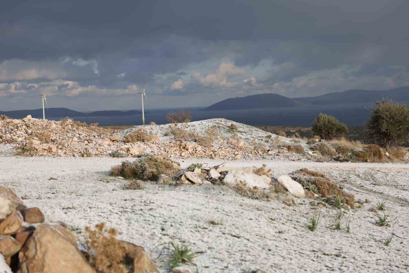 Çeşme’de yılın ilk gününde kar sürprizi
