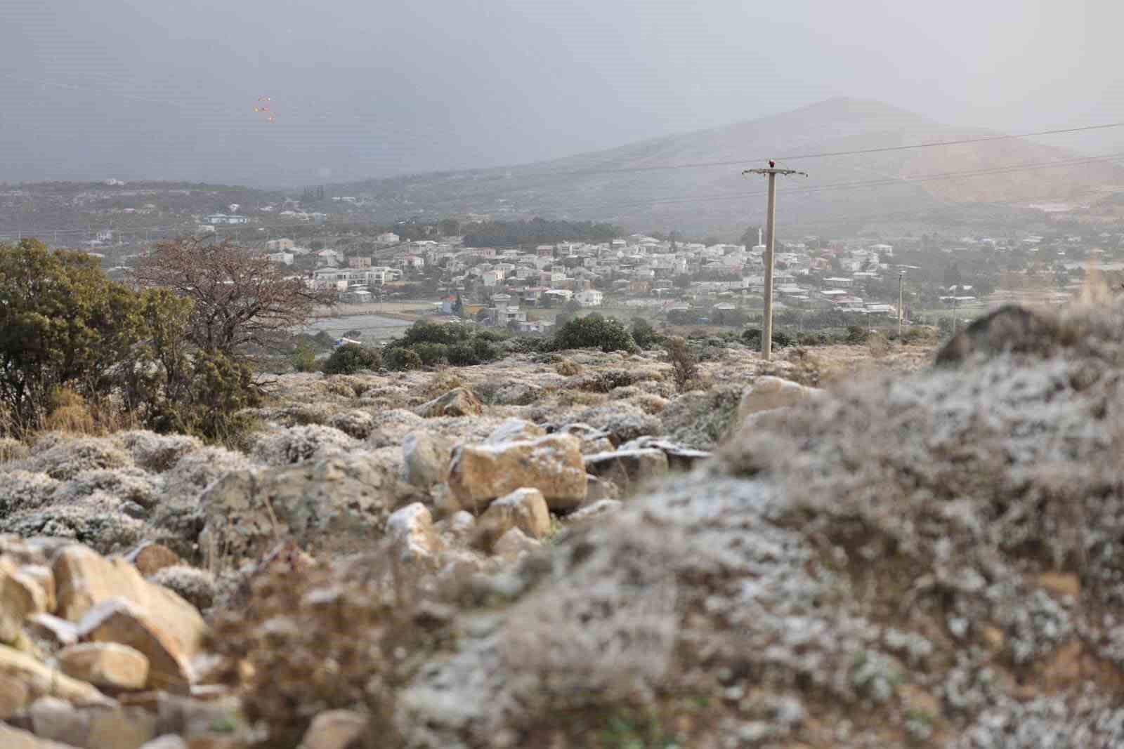 Çeşme’de yılın ilk gününde kar sürprizi
