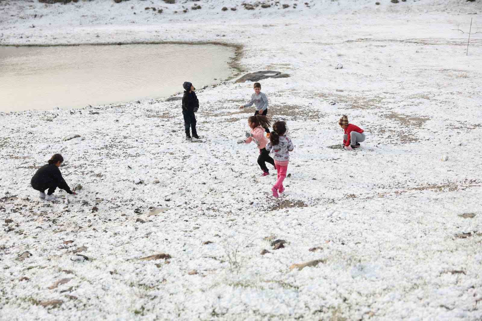 Çeşme’de yılın ilk gününde kar sürprizi
