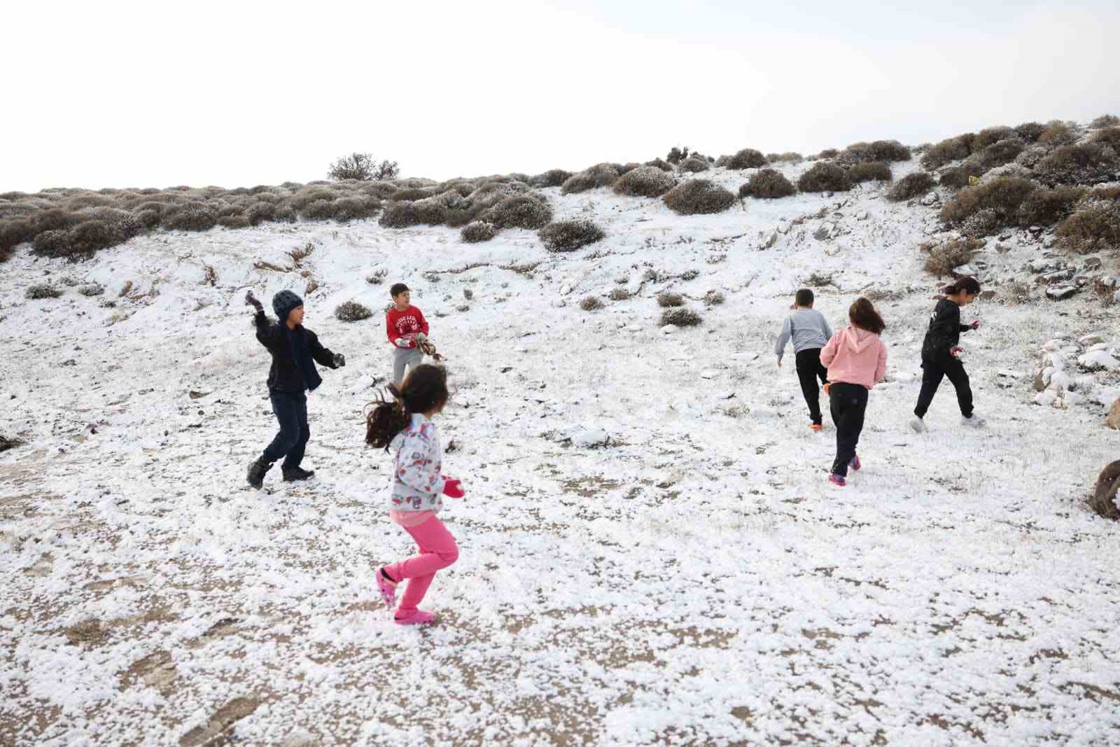 Çeşme’de yılın ilk gününde kar sürprizi
