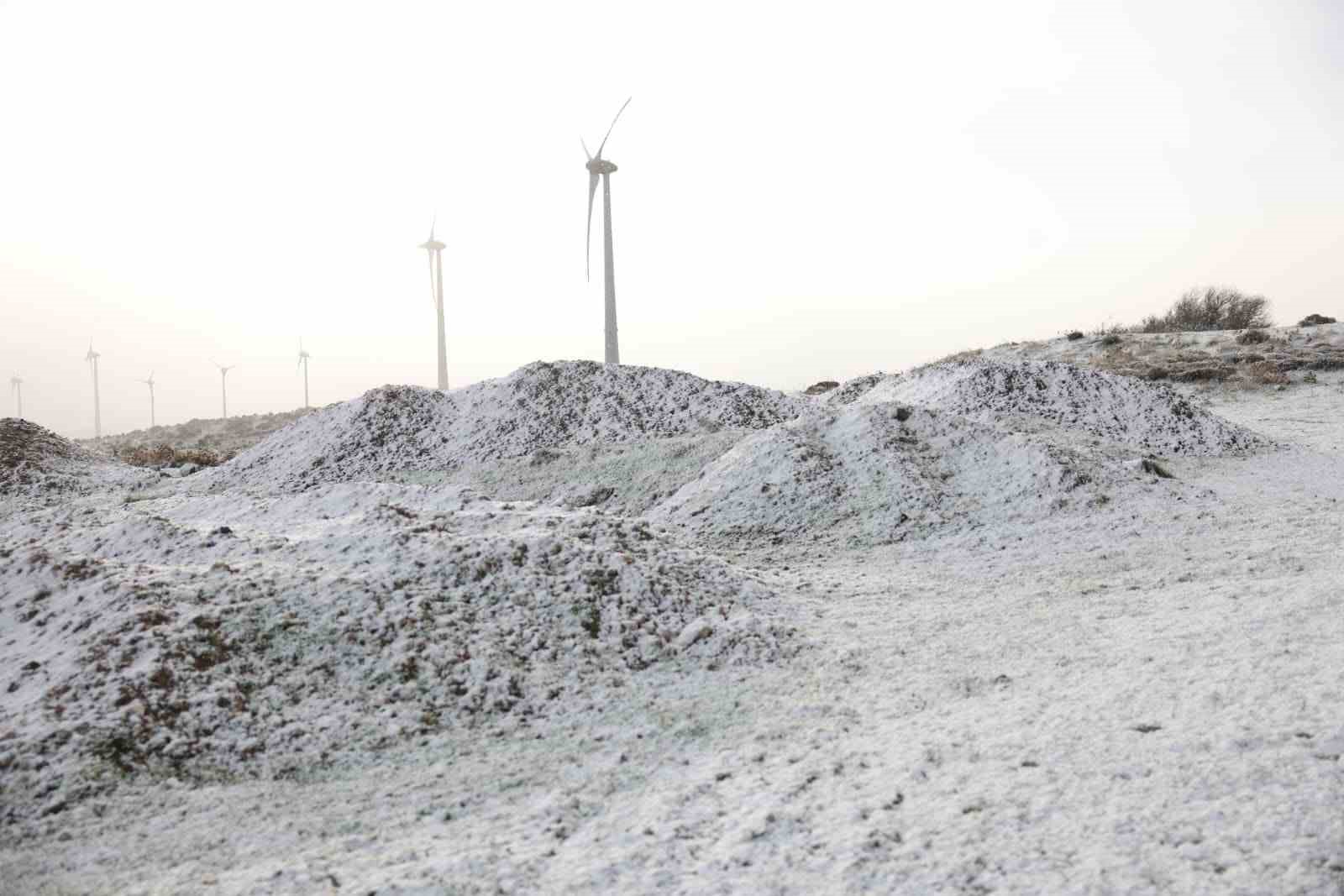 Çeşme’de yılın ilk gününde kar sürprizi
