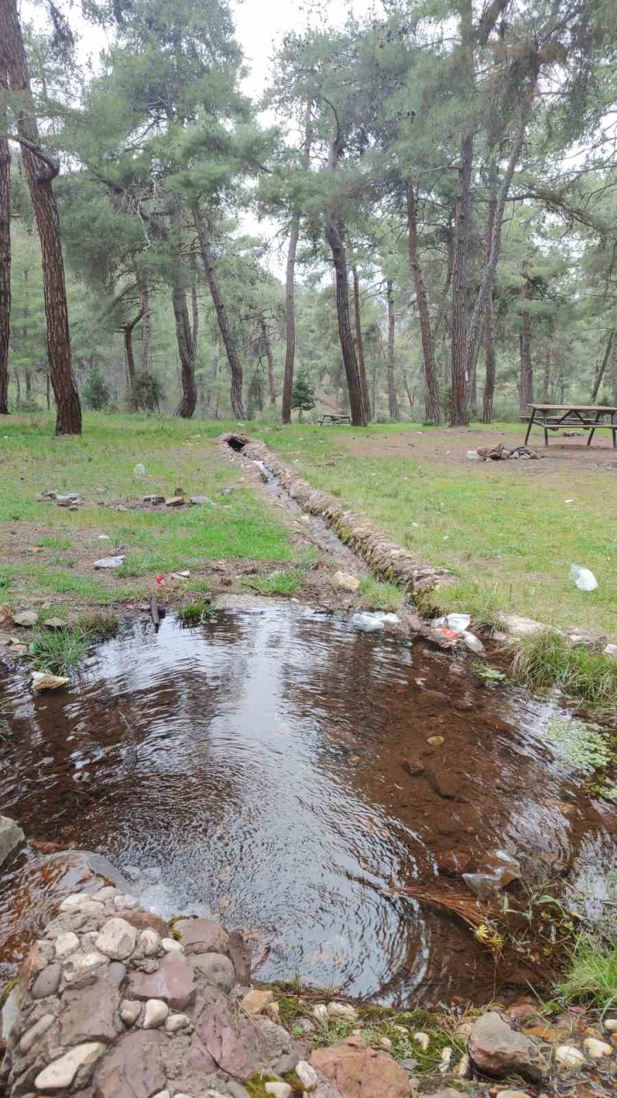 Çeşmeden maden suyu içmek isteyen vatandaşlar Laçin’e geliyor
