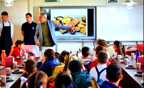 Çeşmeli öğrenciler sağlıklı beslenmeyi yerinde öğrendi
