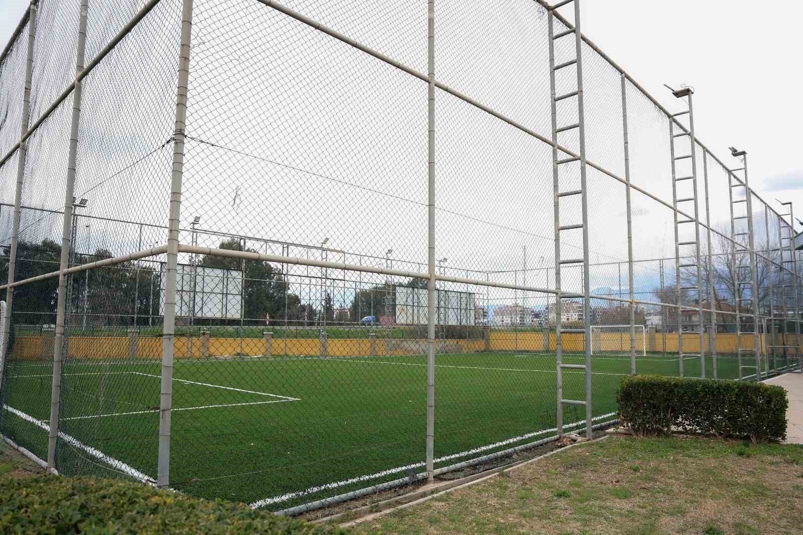 Çeştepe’deki halı saha yeniden hizmete açıldı
