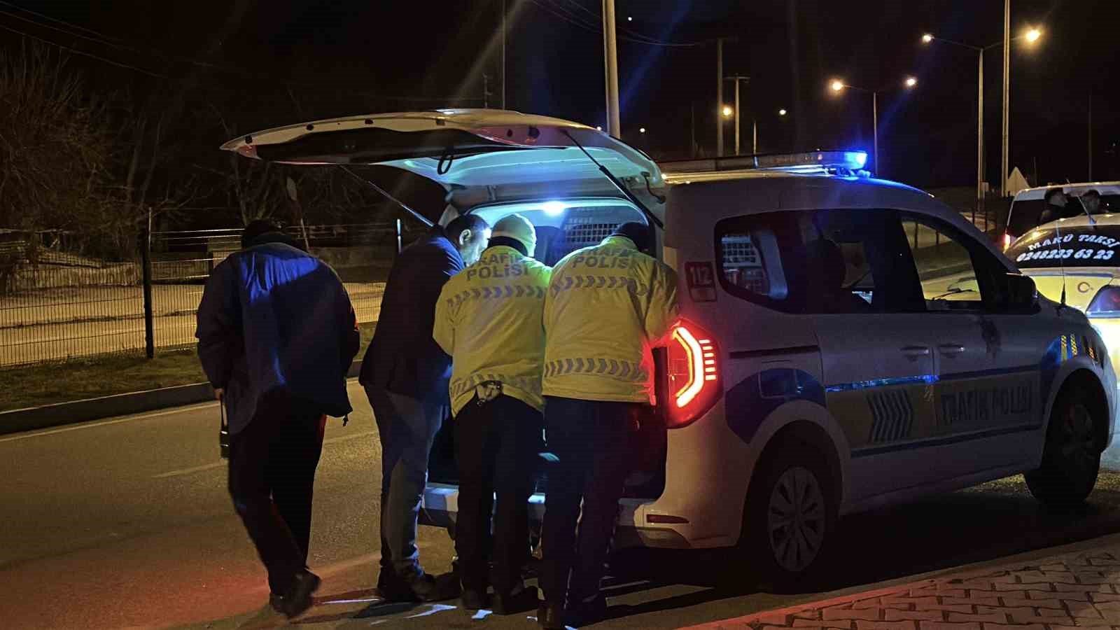Çevirmeden kaçan alkollü sürücü yakalandı, polise zor anlar yaşattı
Çevirmeden kaçan alkollü sürücü yakalandı, polise zor anlar yaşattı