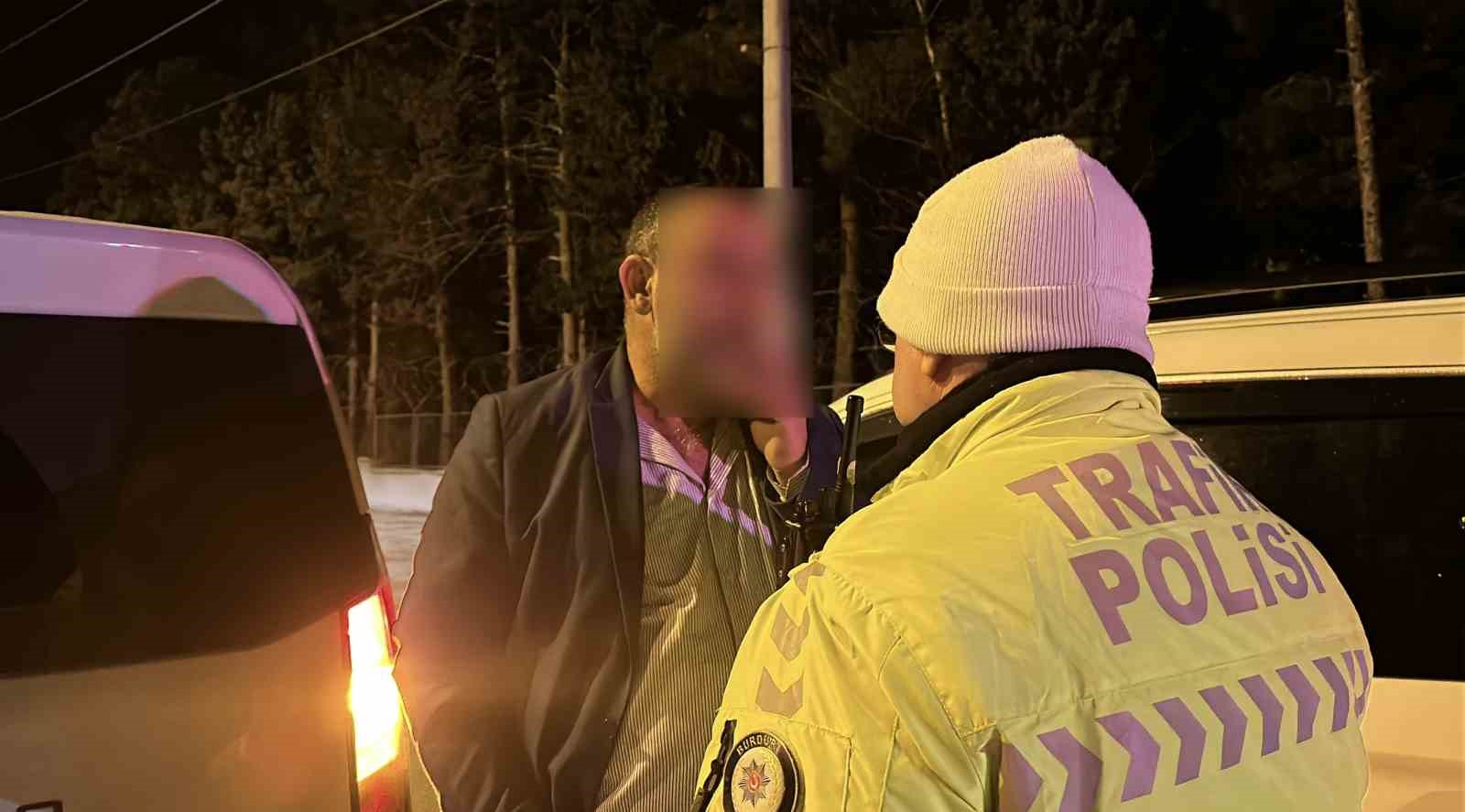 Çevirmeden kaçan alkollü sürücü yakalandı, polise zor anlar yaşattı
Çevirmeden kaçan alkollü sürücü yakalandı, polise zor anlar yaşattı