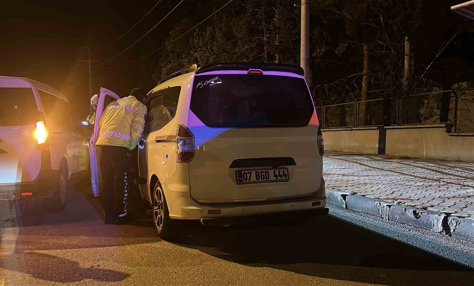 Çevirmeden kaçan alkollü sürücü yakalandı, polise zor anlar yaşattı
Çevirmeden kaçan alkollü sürücü yakalandı, polise zor anlar yaşattı