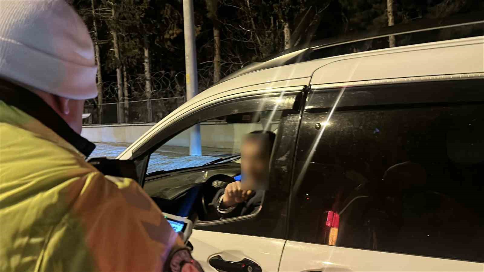 Çevirmeden kaçan alkollü sürücü yakalandı, polise zor anlar yaşattı
Çevirmeden kaçan alkollü sürücü yakalandı, polise zor anlar yaşattı