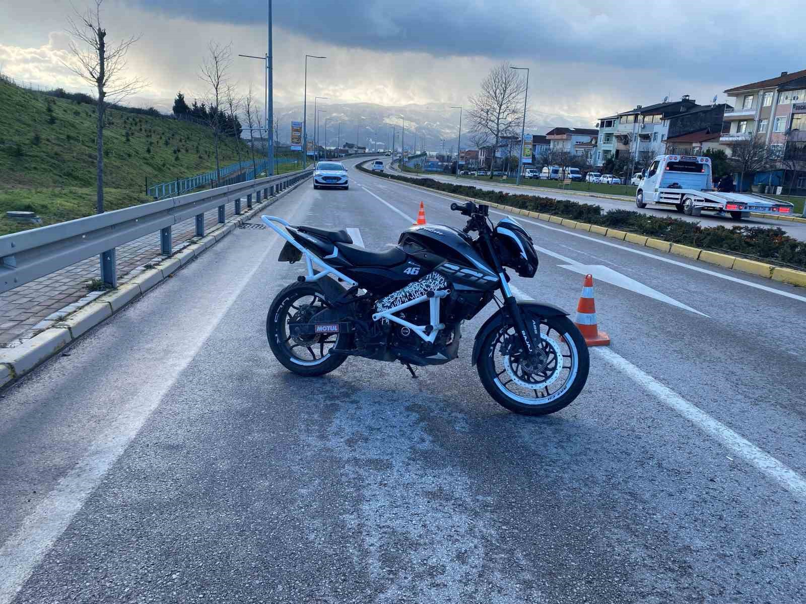 Çevirmeden kaçan motosikletli trafik polisine çarptı
