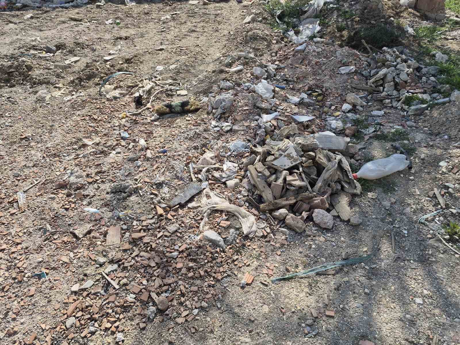 Çevre kirliliğine neden olan moloz yığınları çirkin görüntü oluşturuyor
