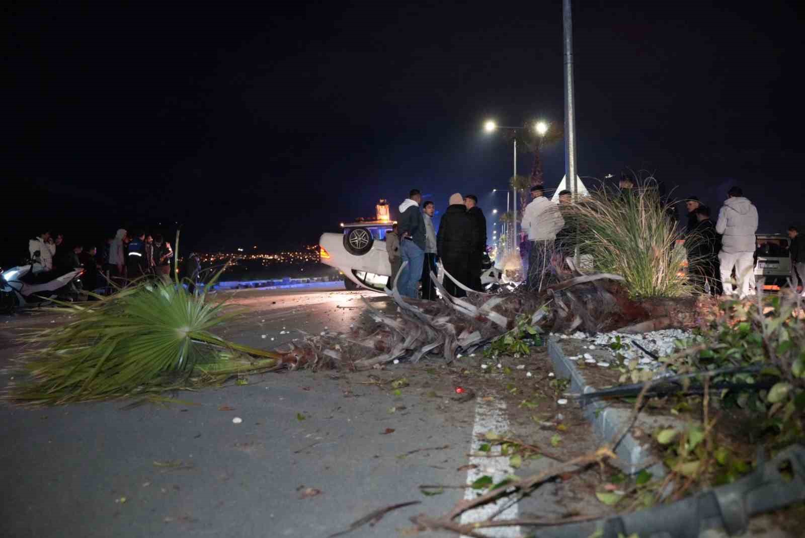 Çevre yolunda yarış yapan lüks araç hakimiyetini kaybetmesi sonucu önce refüjdeki ağaca ardından karşı şeride geçerek takla attı

