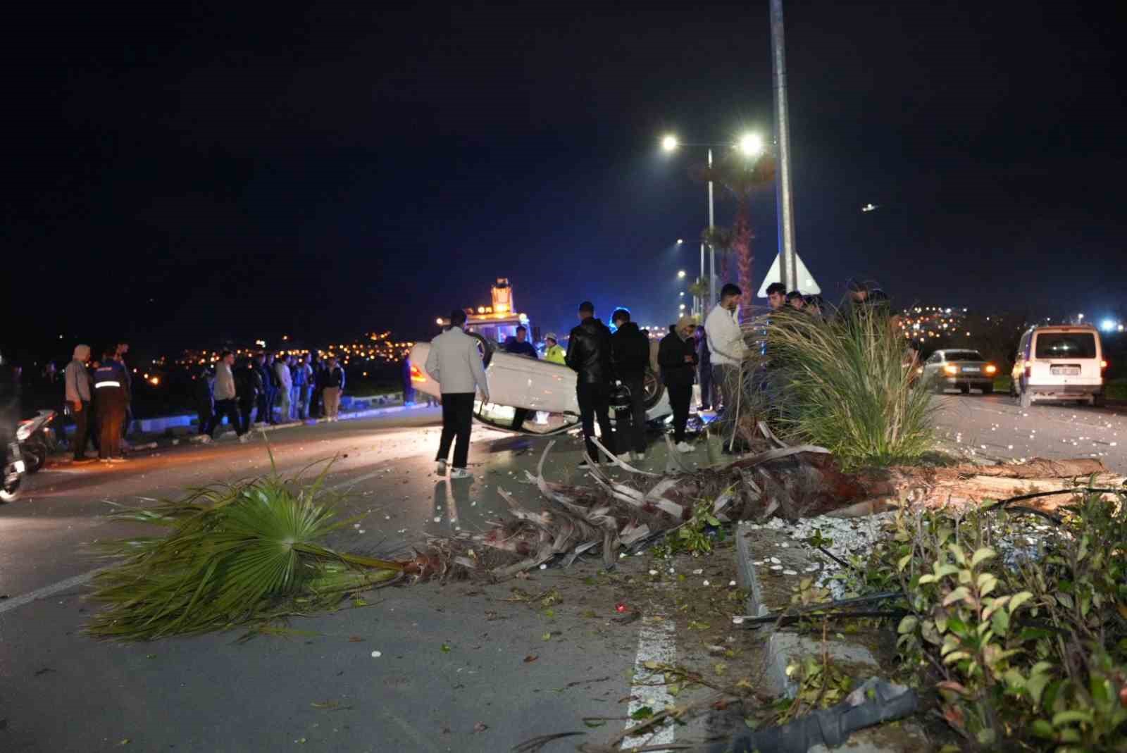 Çevre yolunda yarış yapan lüks araç hakimiyetini kaybetmesi sonucu önce refüjdeki ağaca ardından karşı şeride geçerek takla attı
