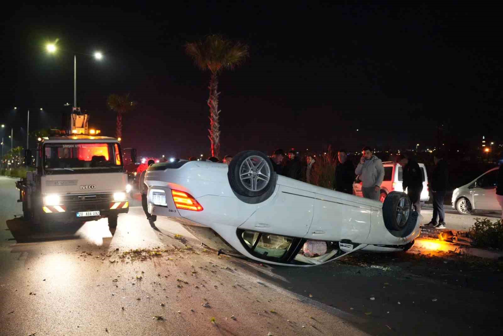 Çevre yolunda yarış yapan lüks araç hakimiyetini kaybetmesi sonucu önce refüjdeki ağaca ardından karşı şeride geçerek takla attı
