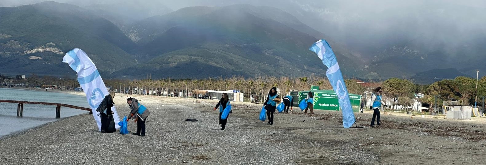 Çevrecilerden Altınkum sahilinde anlamlı temizlik
