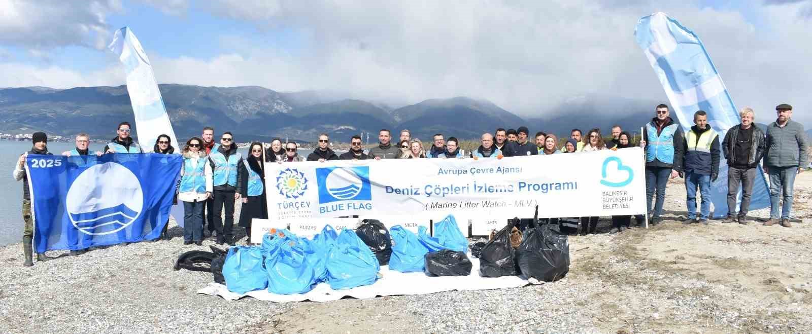 Çevrecilerden Altınkum sahilinde anlamlı temizlik
