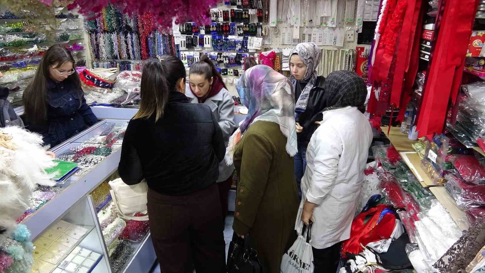 Çeyiz düzen kızların yolu bu çarşıdan geçiyor
Çeyiz düzen kızların yolu bu çarşıdan geçiyor