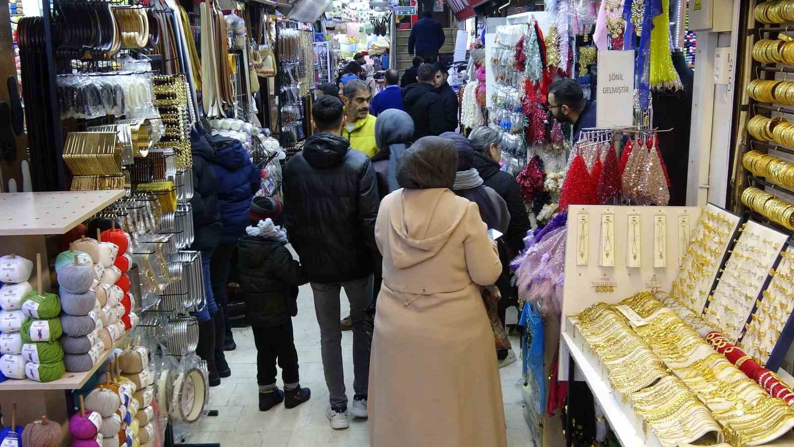 Çeyiz düzen kızların yolu bu çarşıdan geçiyor
Çeyiz düzen kızların yolu bu çarşıdan geçiyor