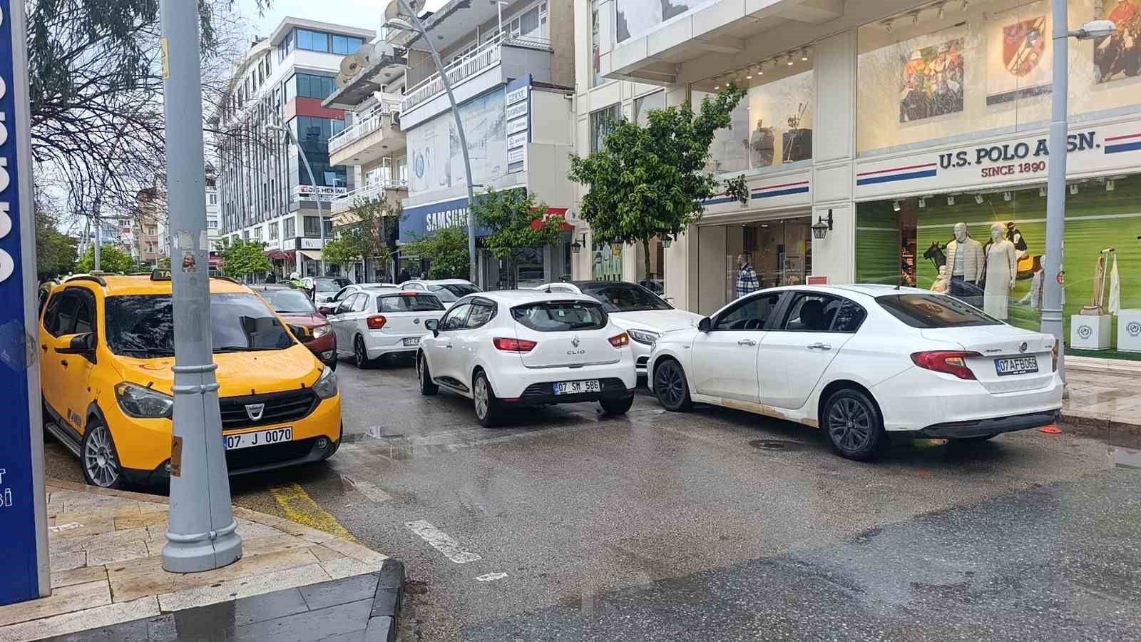 Ceza yazılacağını bile bile yasaklı alanlara park ediyorlar
