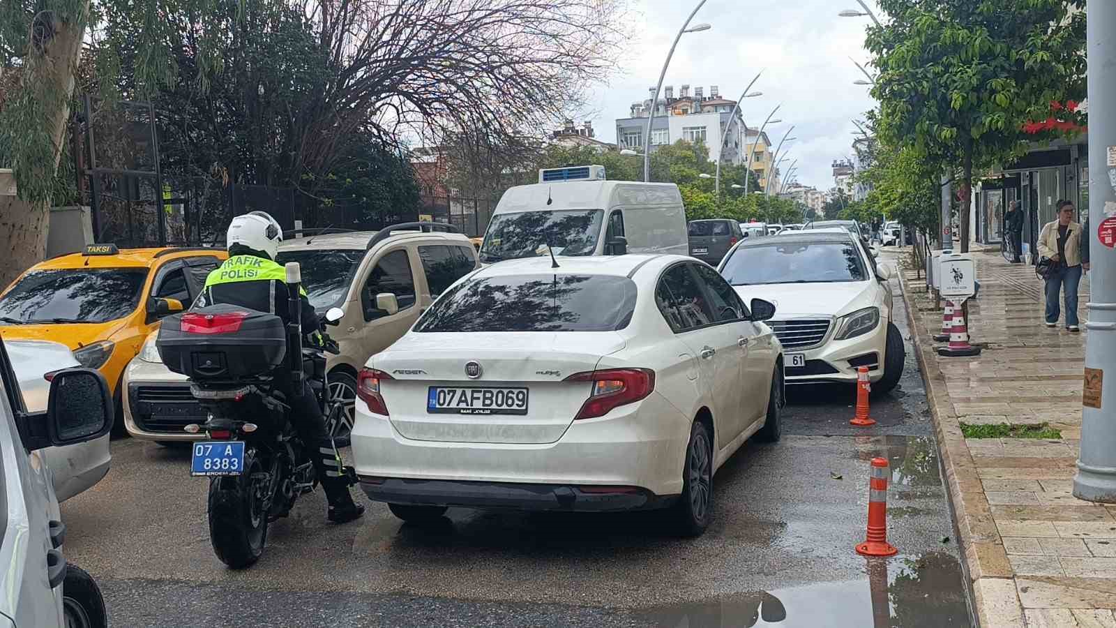 Ceza yazılacağını bile bile yasaklı alanlara park ediyorlar
