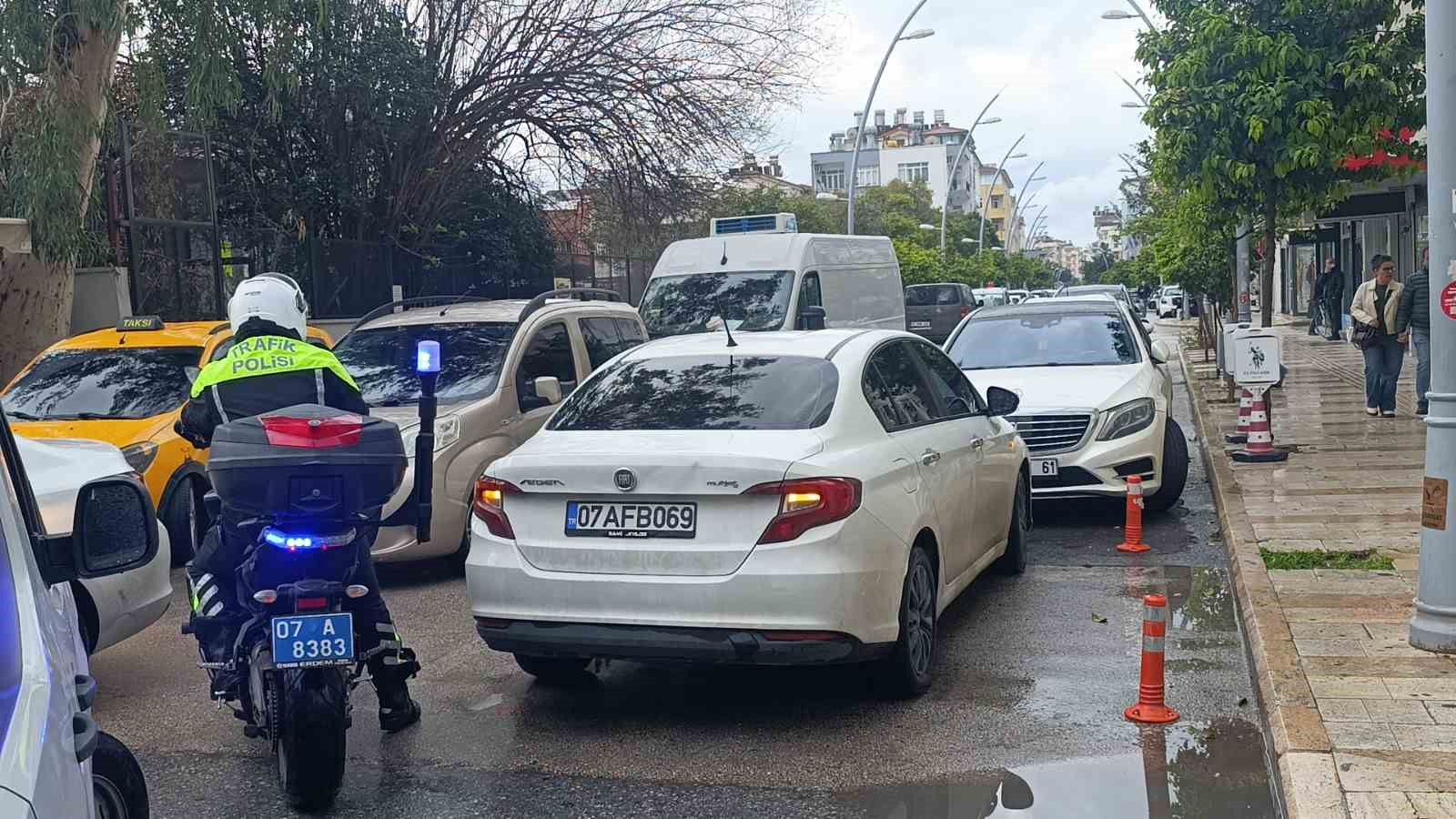 Ceza yazılacağını bile bile yasaklı alanlara park ediyorlar
