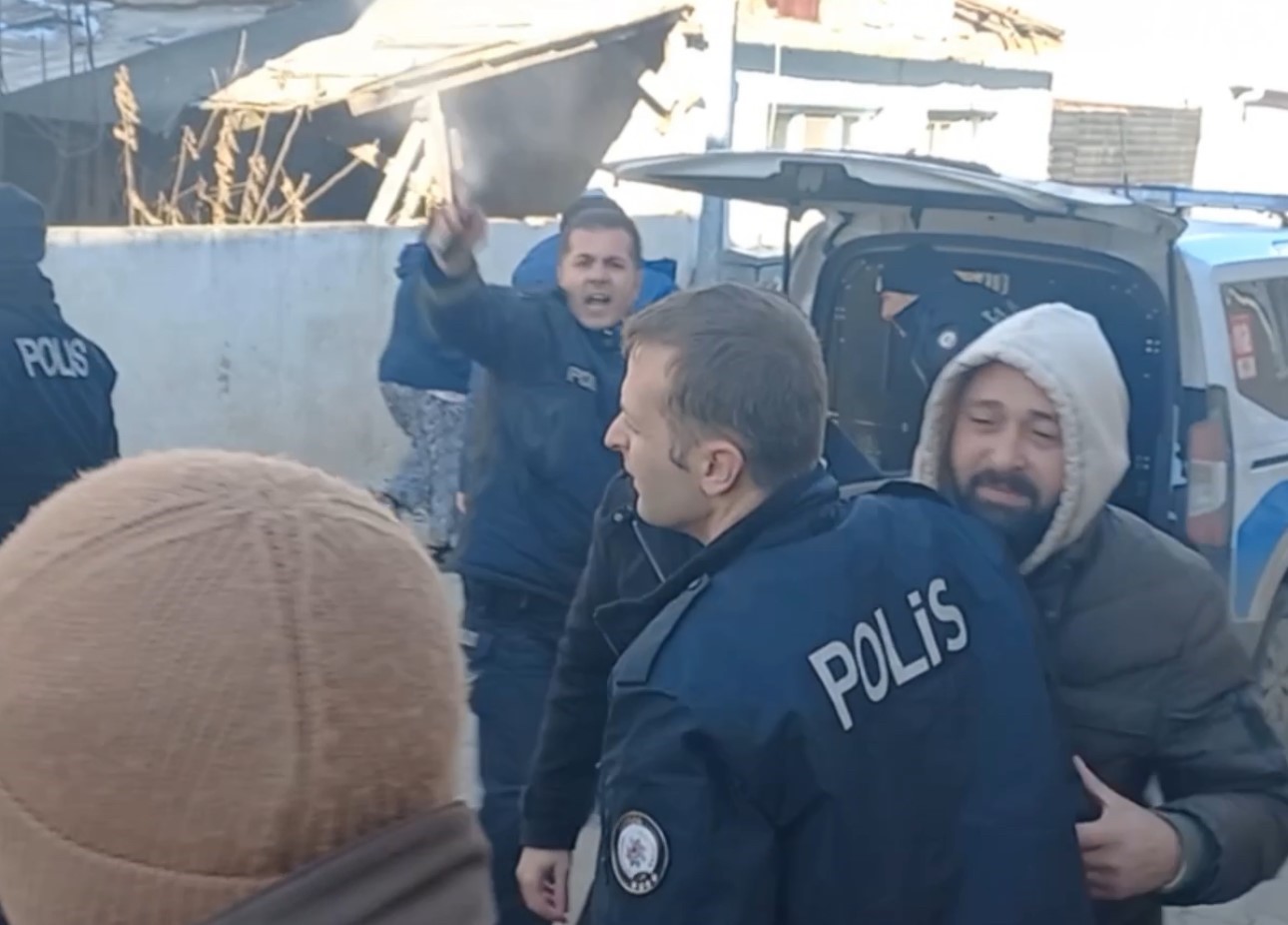 Cezaevinden kaçan mahkum mahalleyi birbirine kattı
