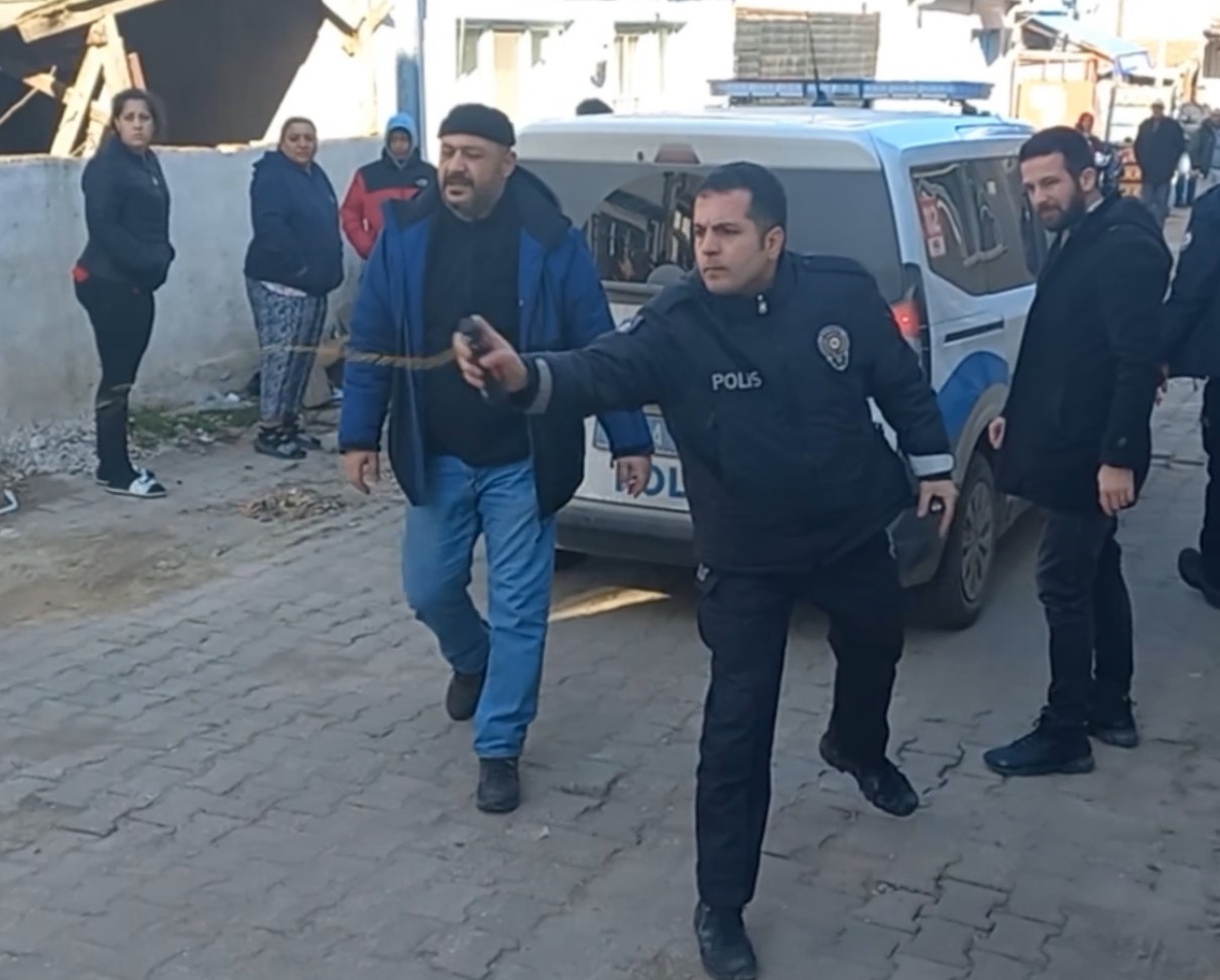 Cezaevinden kaçan mahkum mahalleyi birbirine kattı
