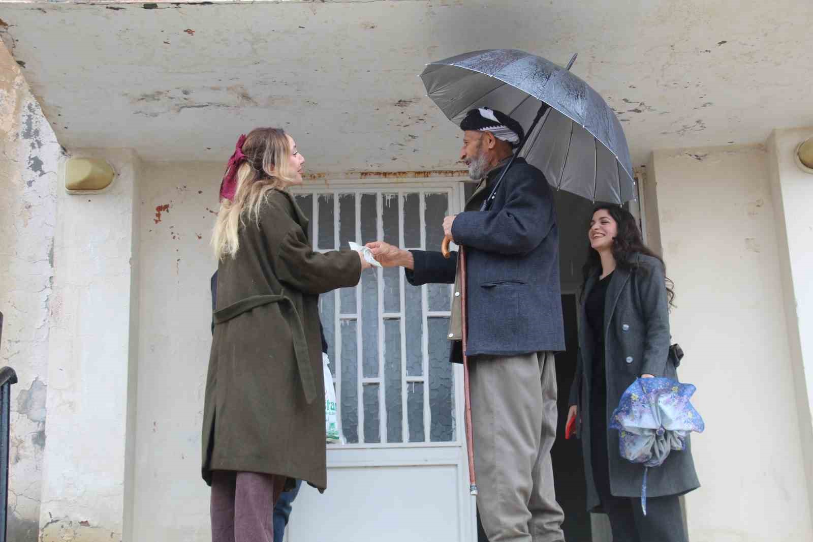 Chicago’da ev bakarken, kendini Şırnak’ta buldu
Chicago’da ev bakarken, kendini Şırnak’ta buldu
