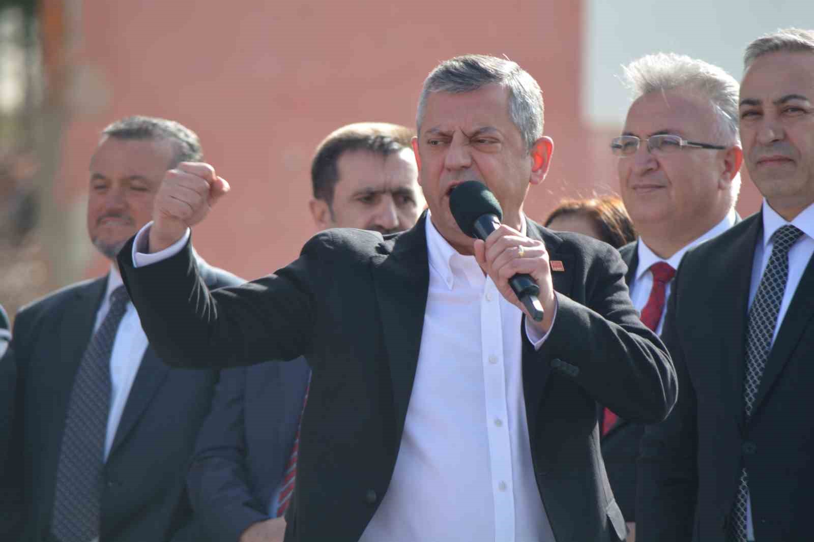 CHP Genel Başkanı Özel: "47 yıl ikinci parti kalan ama millete saygısını kaybetmeyen siyasetin adı Cumhuriyet Halk Partisi’dir"
CHP Genel Başkanı Özel: "47 yıl ikinci parti kalan ama millete saygısını kaybetmeyen siyasetin adı Cumhuriyet Halk Partisi’dir"