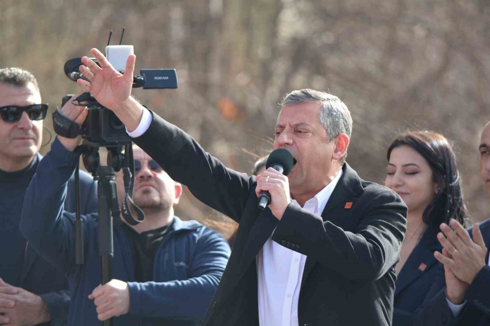 CHP Genel Başkanı Özel: "47 yıl ikinci parti kalan ama millete saygısını kaybetmeyen siyasetin adı Cumhuriyet Halk Partisi’dir"
CHP Genel Başkanı Özel: "47 yıl ikinci parti kalan ama millete saygısını kaybetmeyen siyasetin adı Cumhuriyet Halk Partisi’dir"