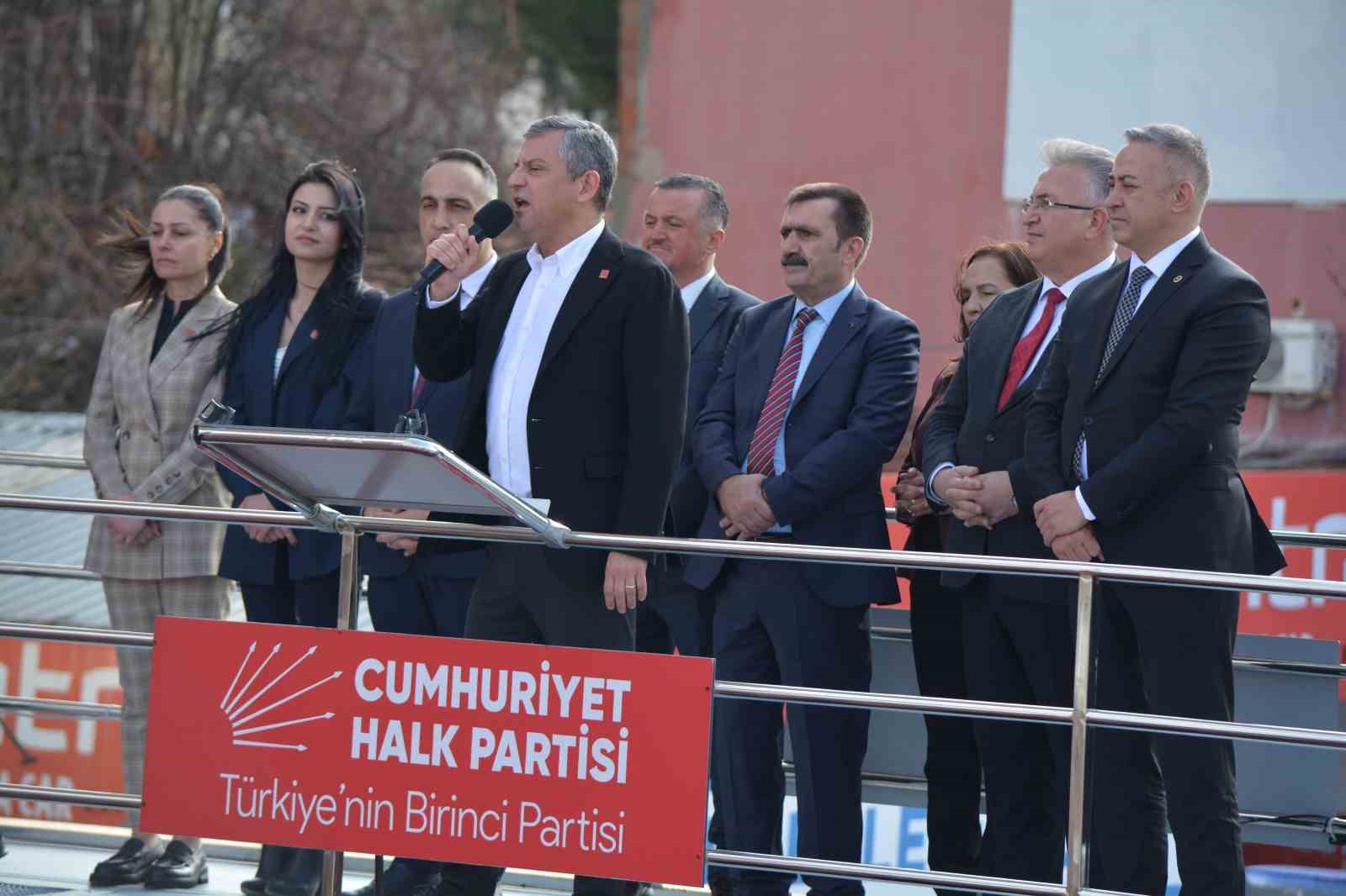CHP Genel Başkanı Özel: "47 yıl ikinci parti kalan ama millete saygısını kaybetmeyen siyasetin adı Cumhuriyet Halk Partisi’dir"
CHP Genel Başkanı Özel: "47 yıl ikinci parti kalan ama millete saygısını kaybetmeyen siyasetin adı Cumhuriyet Halk Partisi’dir"