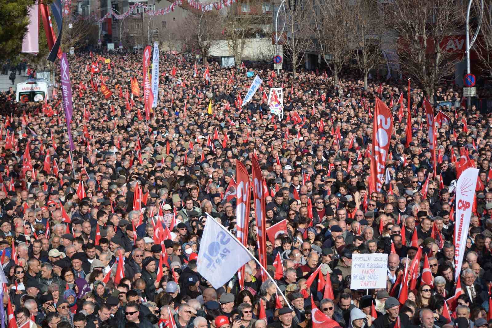 CHP Genel Başkanı Özel: "47 yıl ikinci parti kalan ama millete saygısını kaybetmeyen siyasetin adı Cumhuriyet Halk Partisi’dir"
CHP Genel Başkanı Özel: "47 yıl ikinci parti kalan ama millete saygısını kaybetmeyen siyasetin adı Cumhuriyet Halk Partisi’dir"