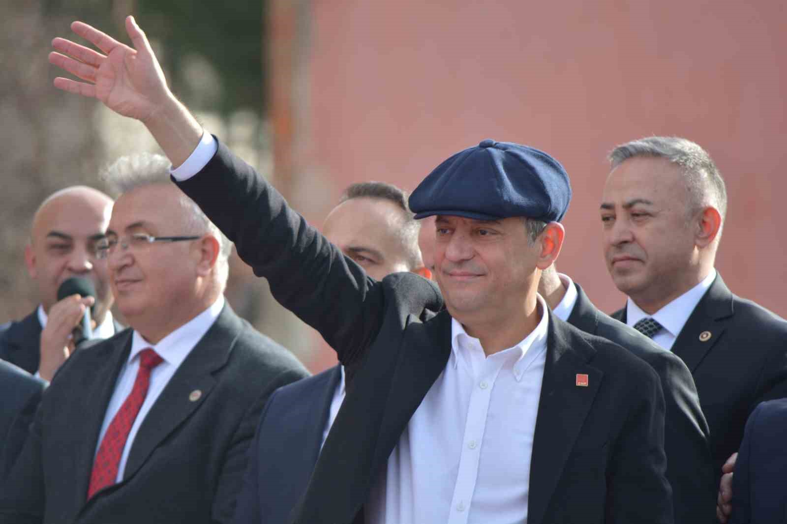 CHP Genel Başkanı Özel: "47 yıl ikinci parti kalan ama millete saygısını kaybetmeyen siyasetin adı Cumhuriyet Halk Partisi’dir"
CHP Genel Başkanı Özel: "47 yıl ikinci parti kalan ama millete saygısını kaybetmeyen siyasetin adı Cumhuriyet Halk Partisi’dir"