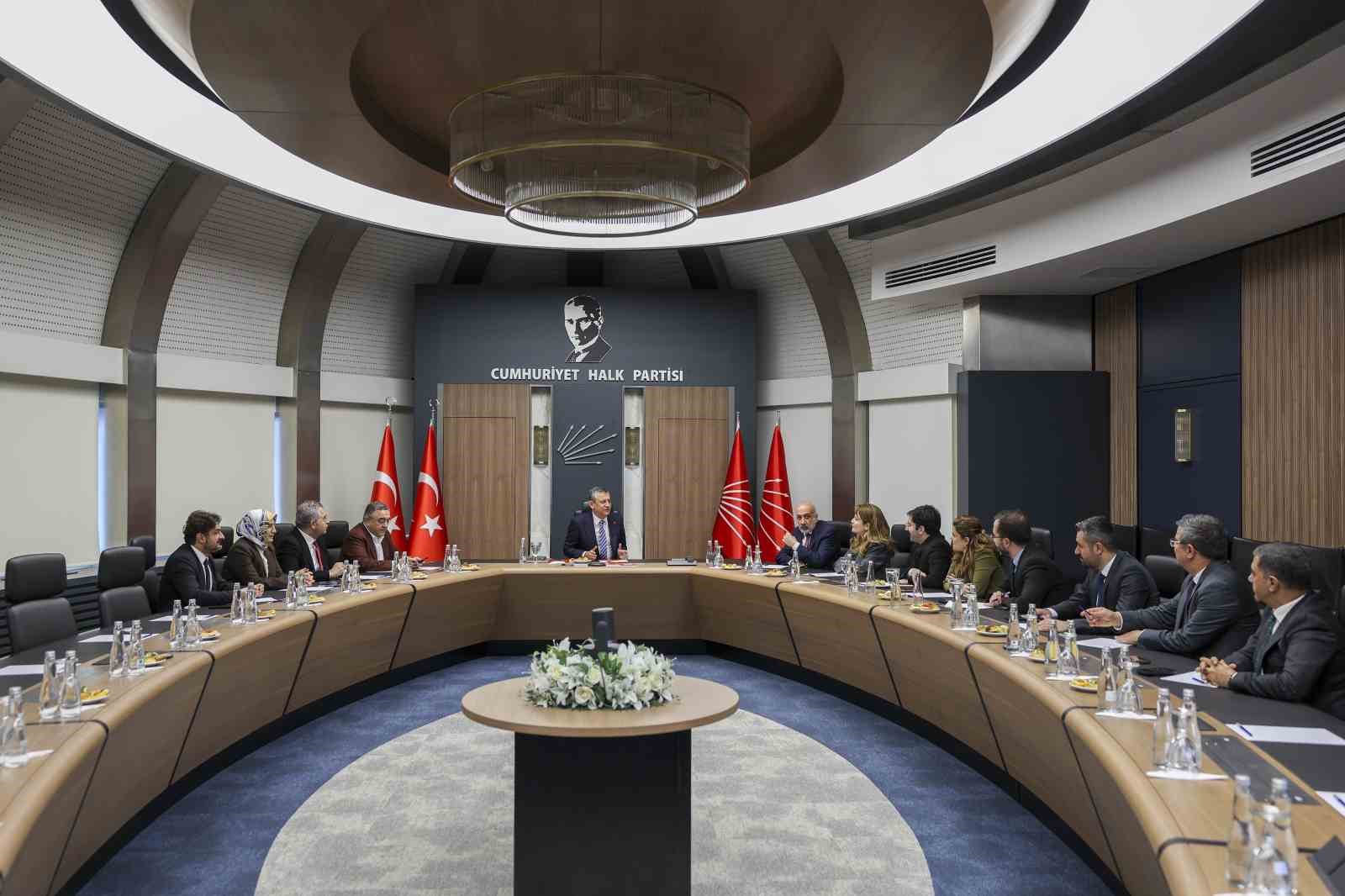 CHP Genel Başkanı Özel, Diyarbakır Kent Koruma ve Dayanışma Platformu temsilcileriyle bir araya geldi
