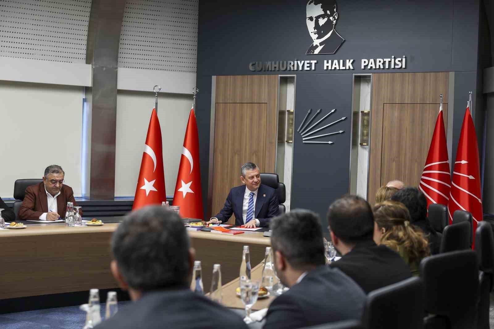 CHP Genel Başkanı Özel, Diyarbakır Kent Koruma ve Dayanışma Platformu temsilcileriyle bir araya geldi
