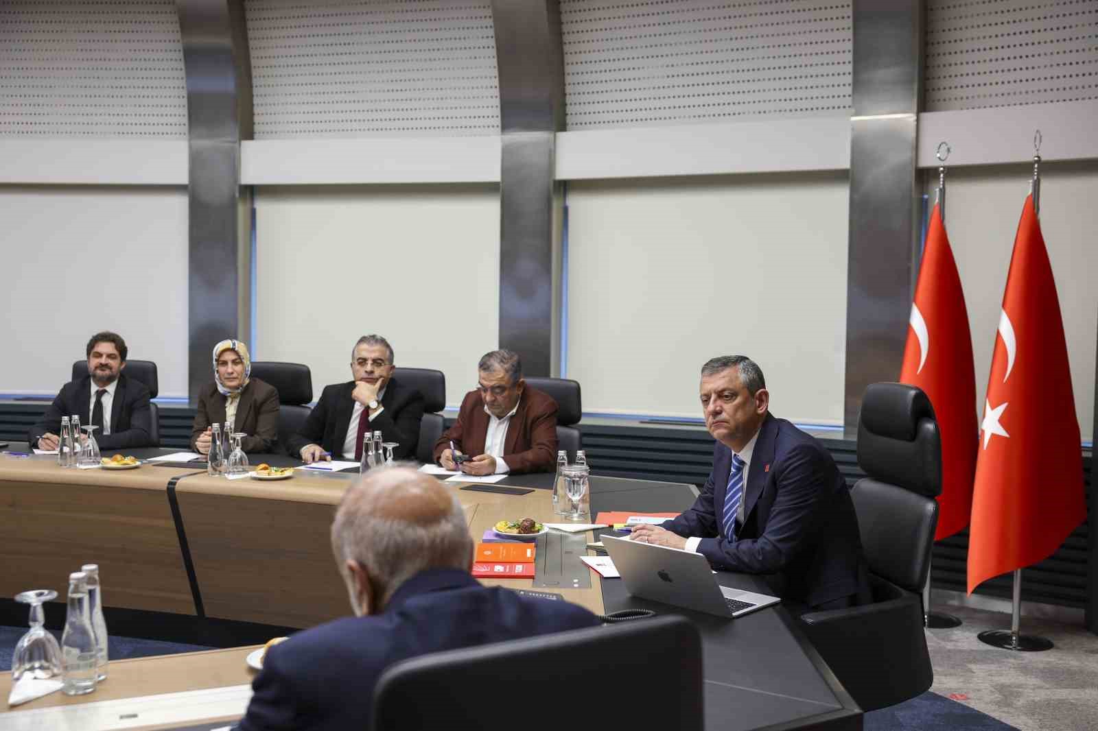 CHP Genel Başkanı Özel, Diyarbakır Kent Koruma ve Dayanışma Platformu temsilcileriyle bir araya geldi
