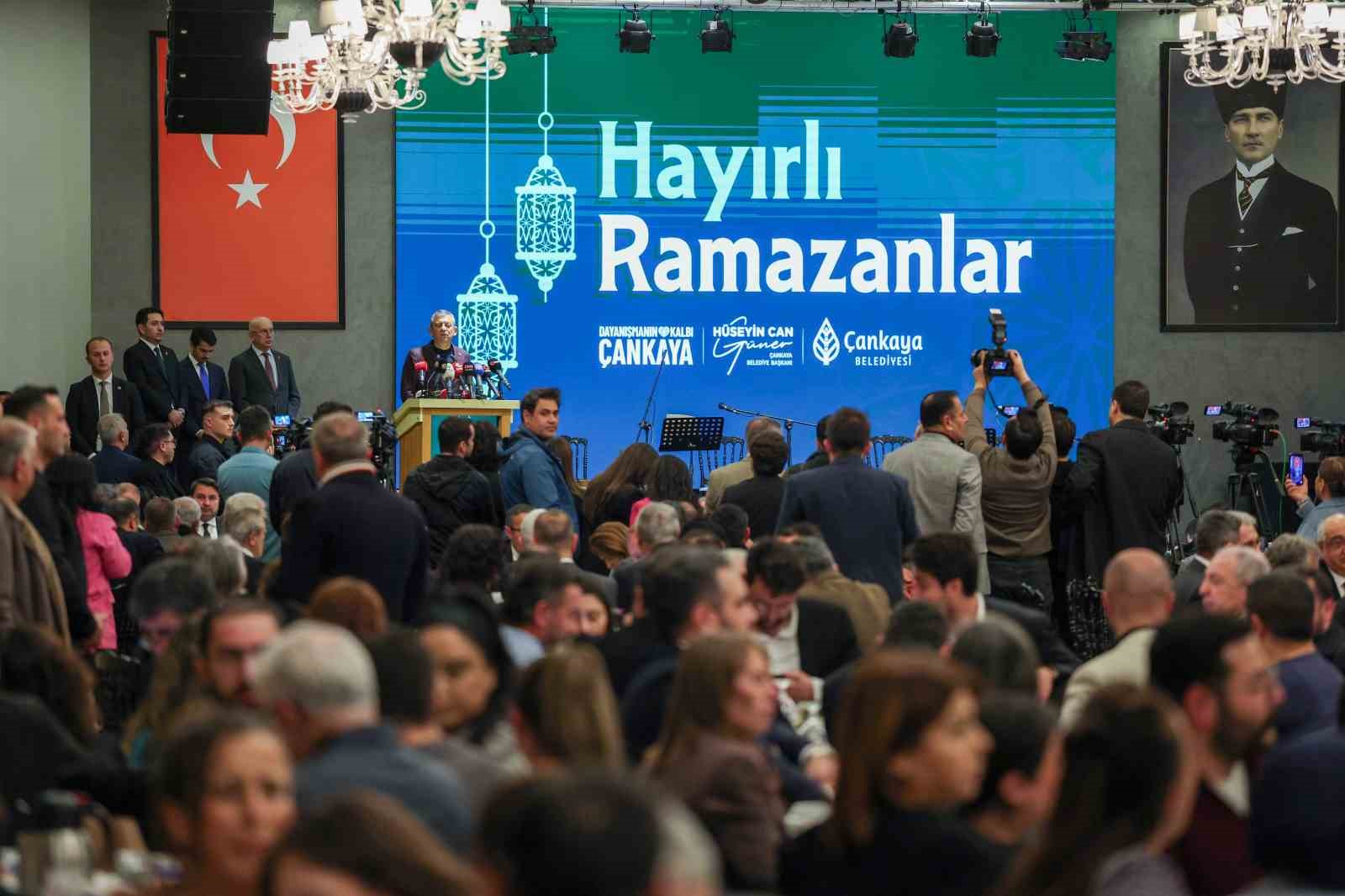 CHP Genel Başkanı Özel: "Filistin için verilen mücadeleye hem diplomatik desteği hem de insani desteği vermiş olan bir ülkeyiz"
CHP Genel Başkanı Özel: "Filistin için verilen mücadeleye hem diplomatik desteği hem de insani desteği vermiş olan bir ülkeyiz"